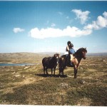 Lena Fernlund och Isak Gudnason pa Korgur och Tvistur bredvid